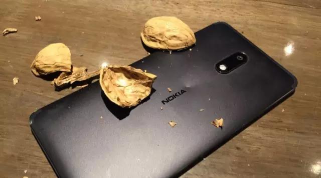拿手機(jī)砸核桃，諾基亞回歸？